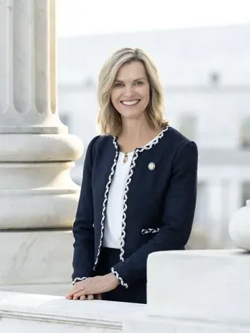 Julie Fedorchak — Portrait