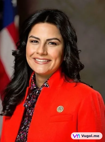 Nanette Barragan — Photo
