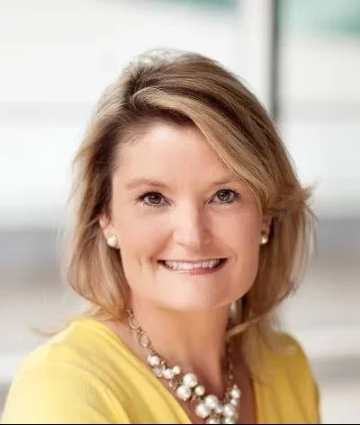 Cindy Holscher — Headshot