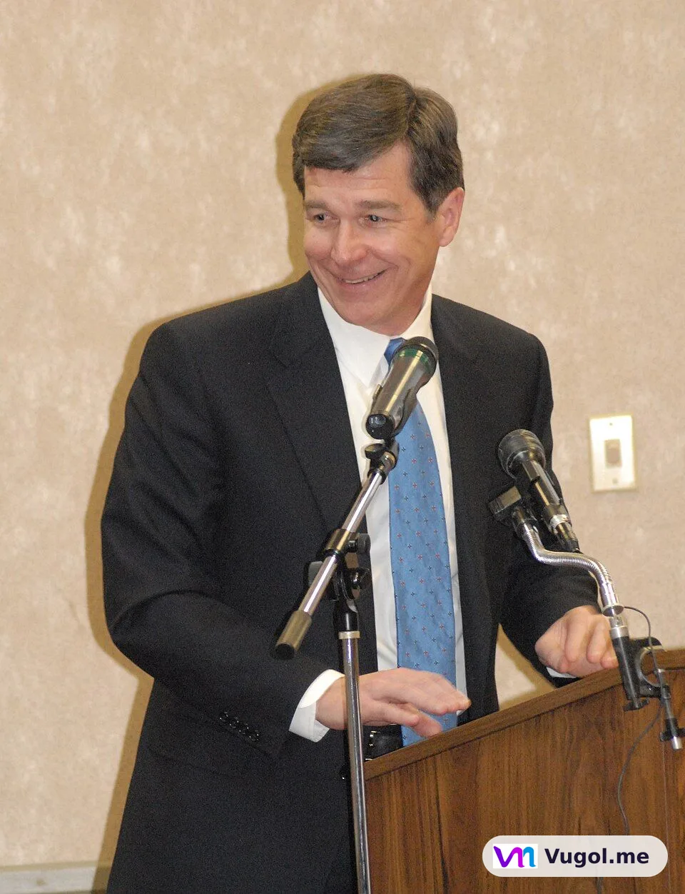 Roy Cooper — Photo
